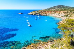 5 calas secretas para fondear en Ibiza que debes conocer