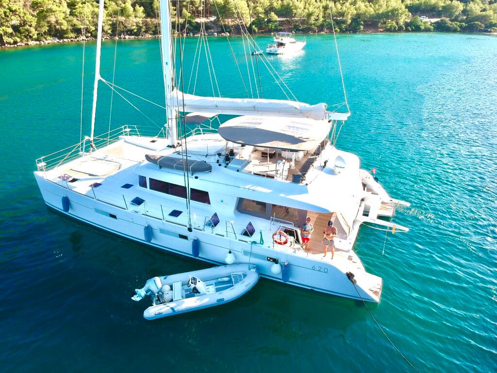 Catamaran de location Lagoon 620 (4 cab) Camaron ancré