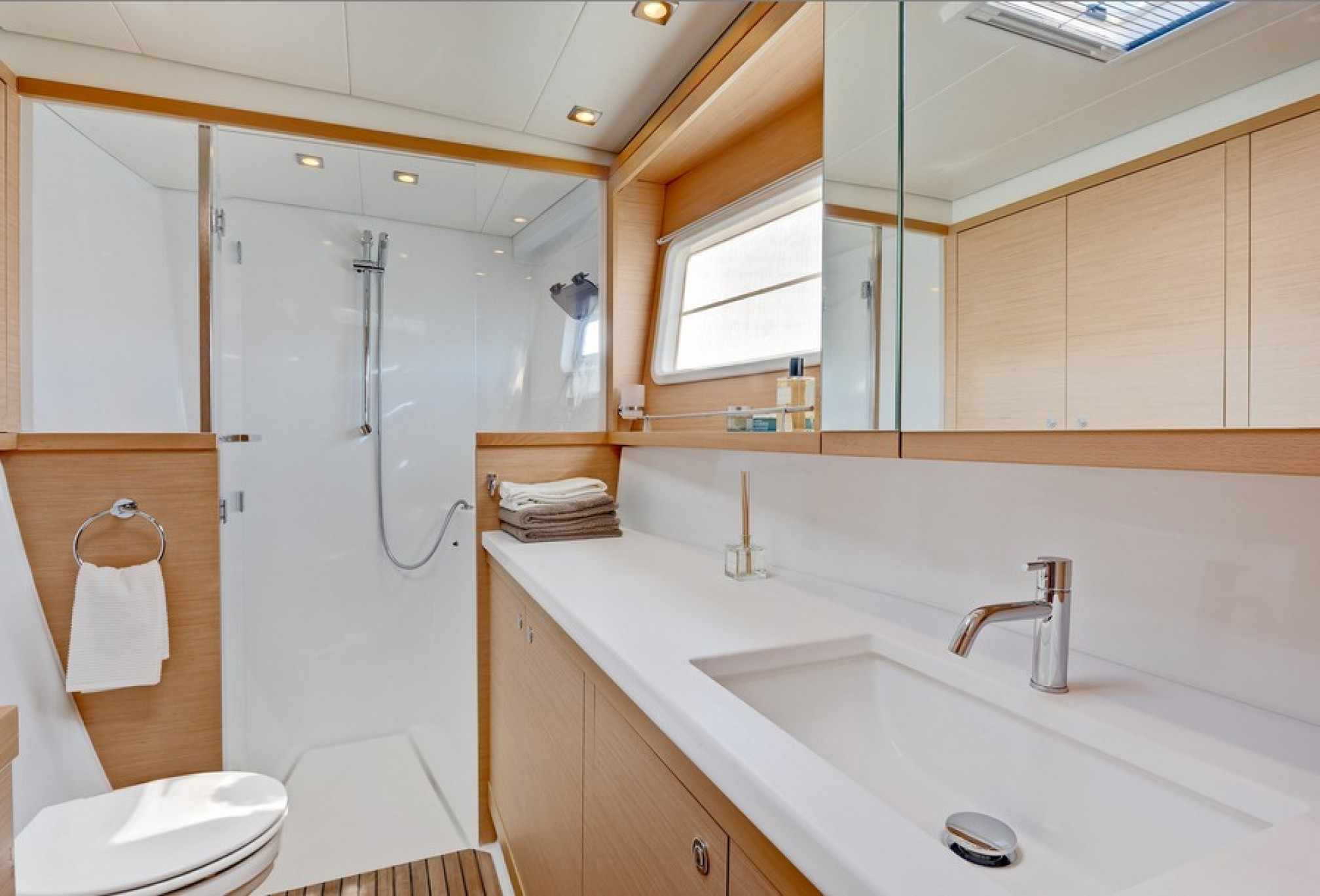 Lagoon 450F charter catamaran bath