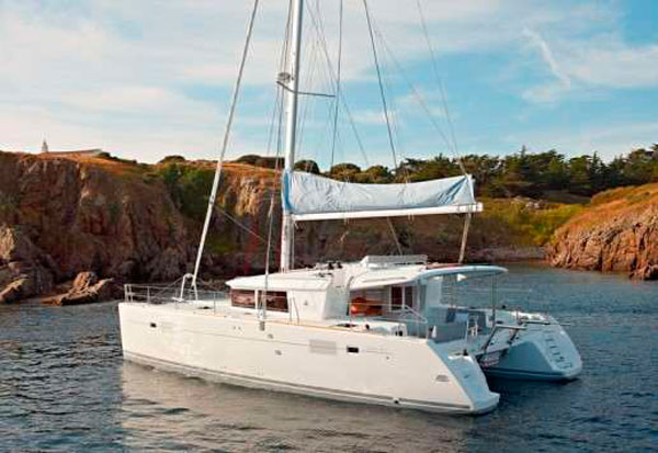Catamaran de location Lagoon 450F naviguant 