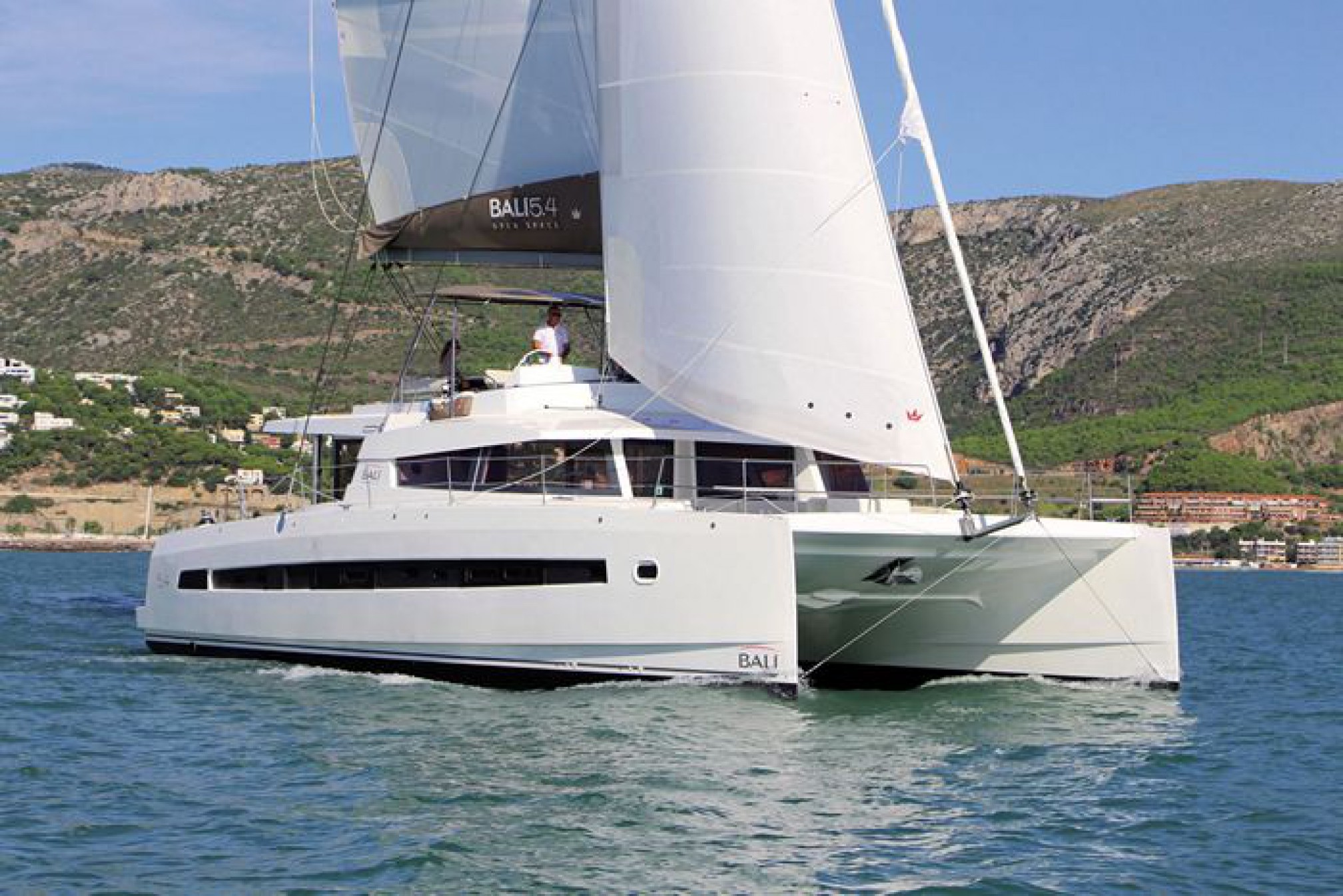 Catamaran de location Bali 5.4 (6 + 2 cab) naviguant