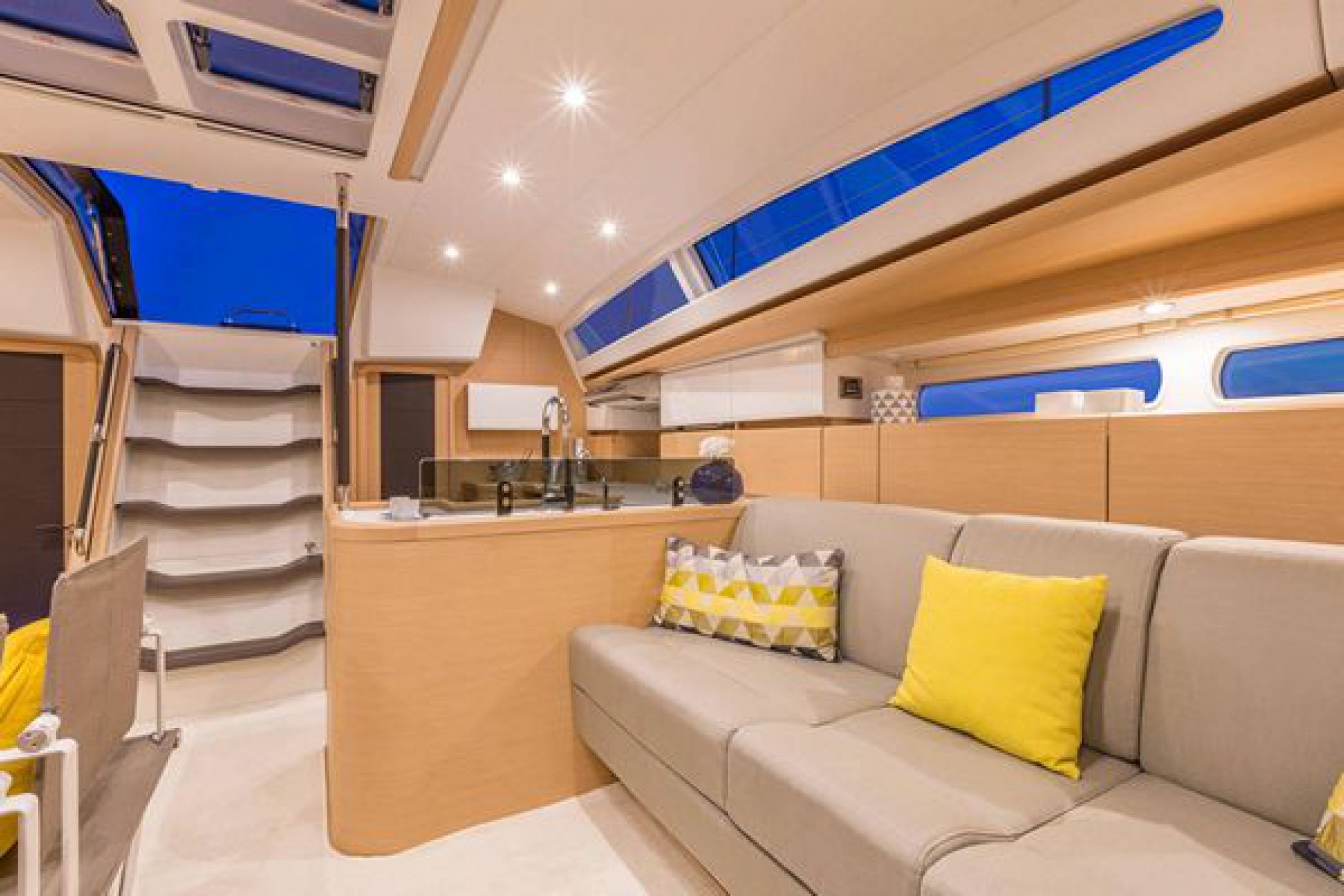 Rental sailing boat Jeanneau 58 salon