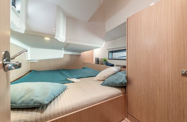 Rental sailing boat Bavaria 42 Cruiser (3 cab) cabin