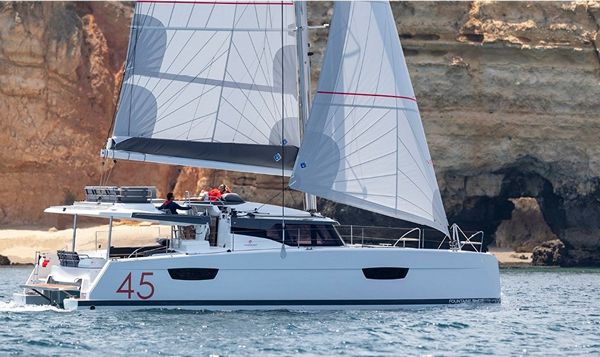 Rental catamaran Elba 45 (4 cab) outdoors