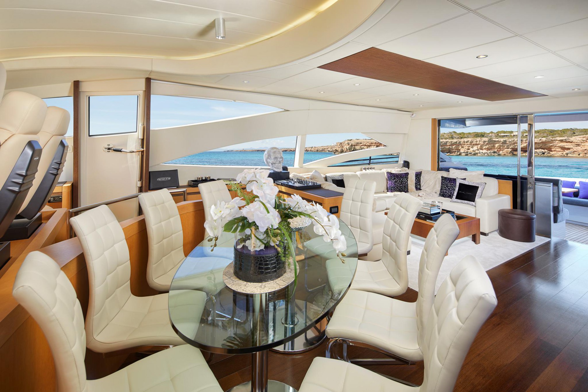 Rental yacht Pershing 90 indoors