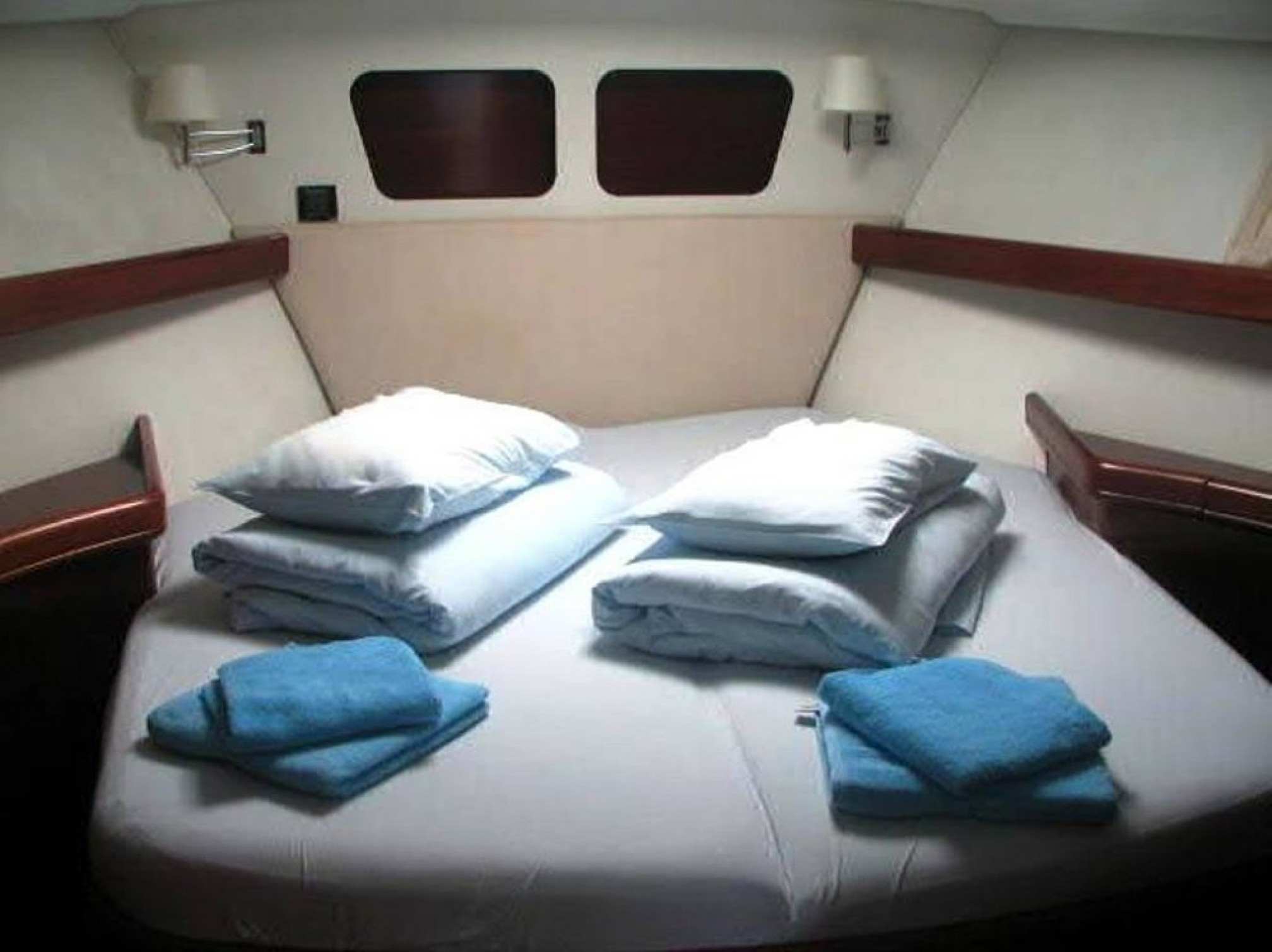 Beneteau Swift Trwaler 42 motorboat charter double cabin
