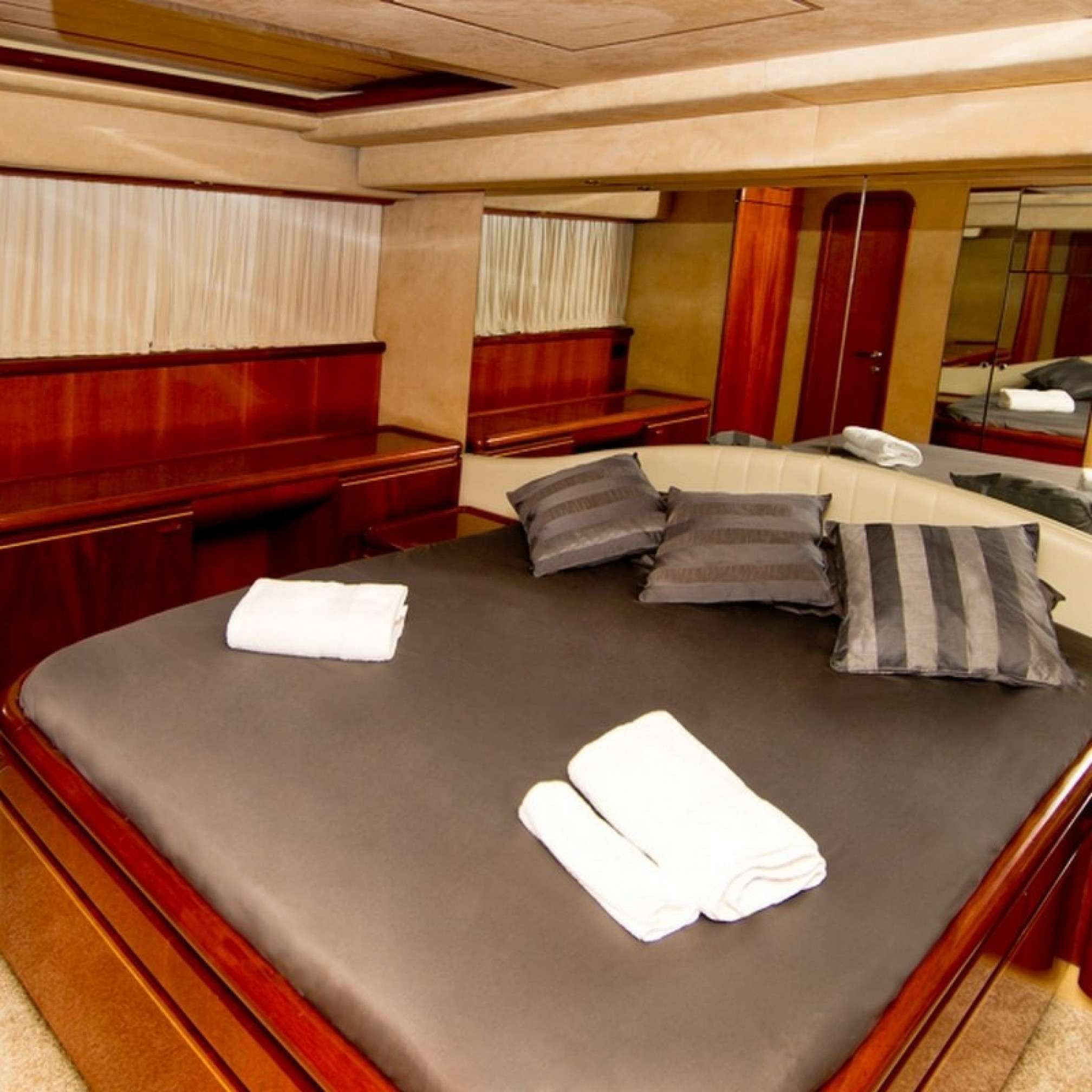  Ferretti 70 yacht charter cabina