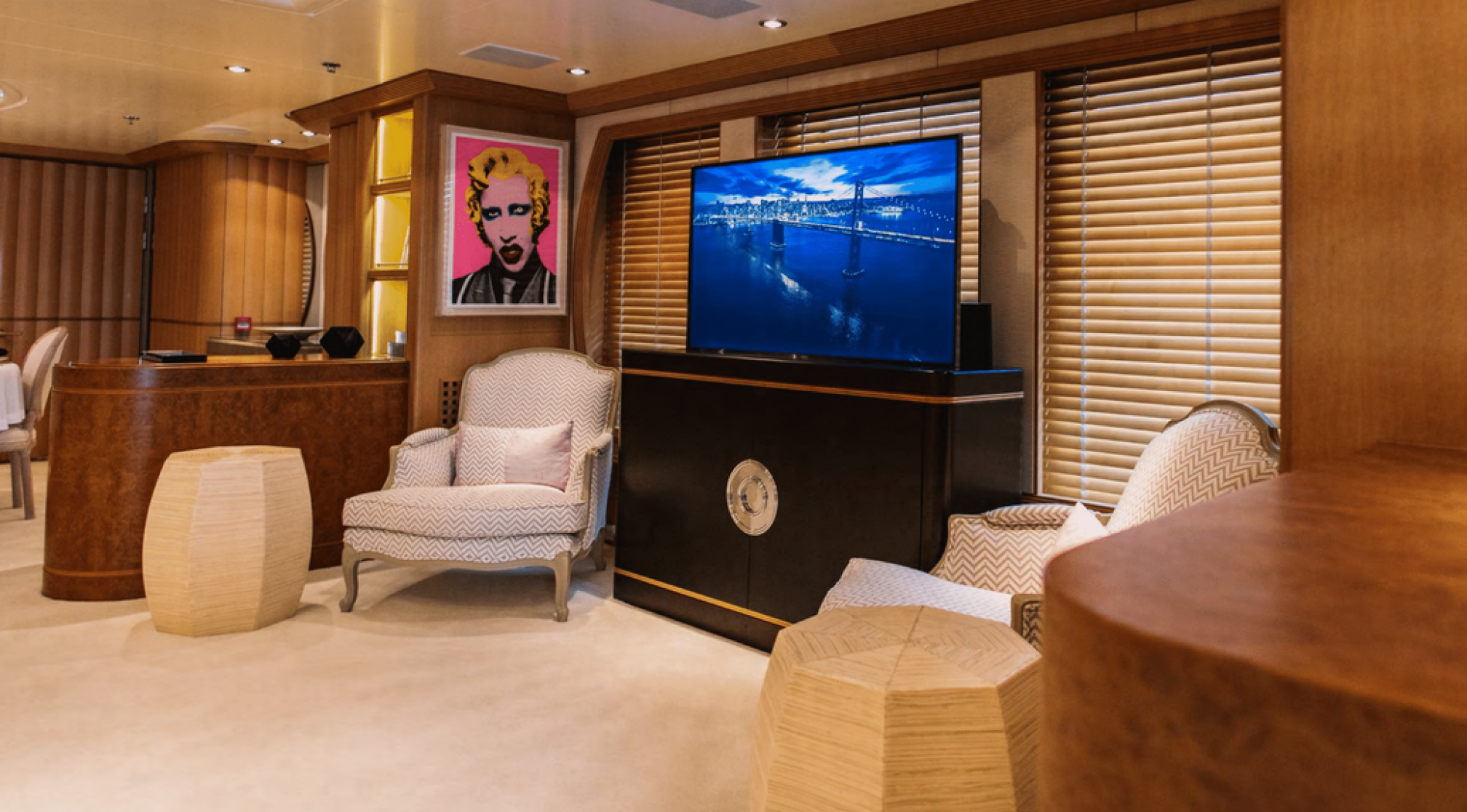 Rental yacht Marla salon