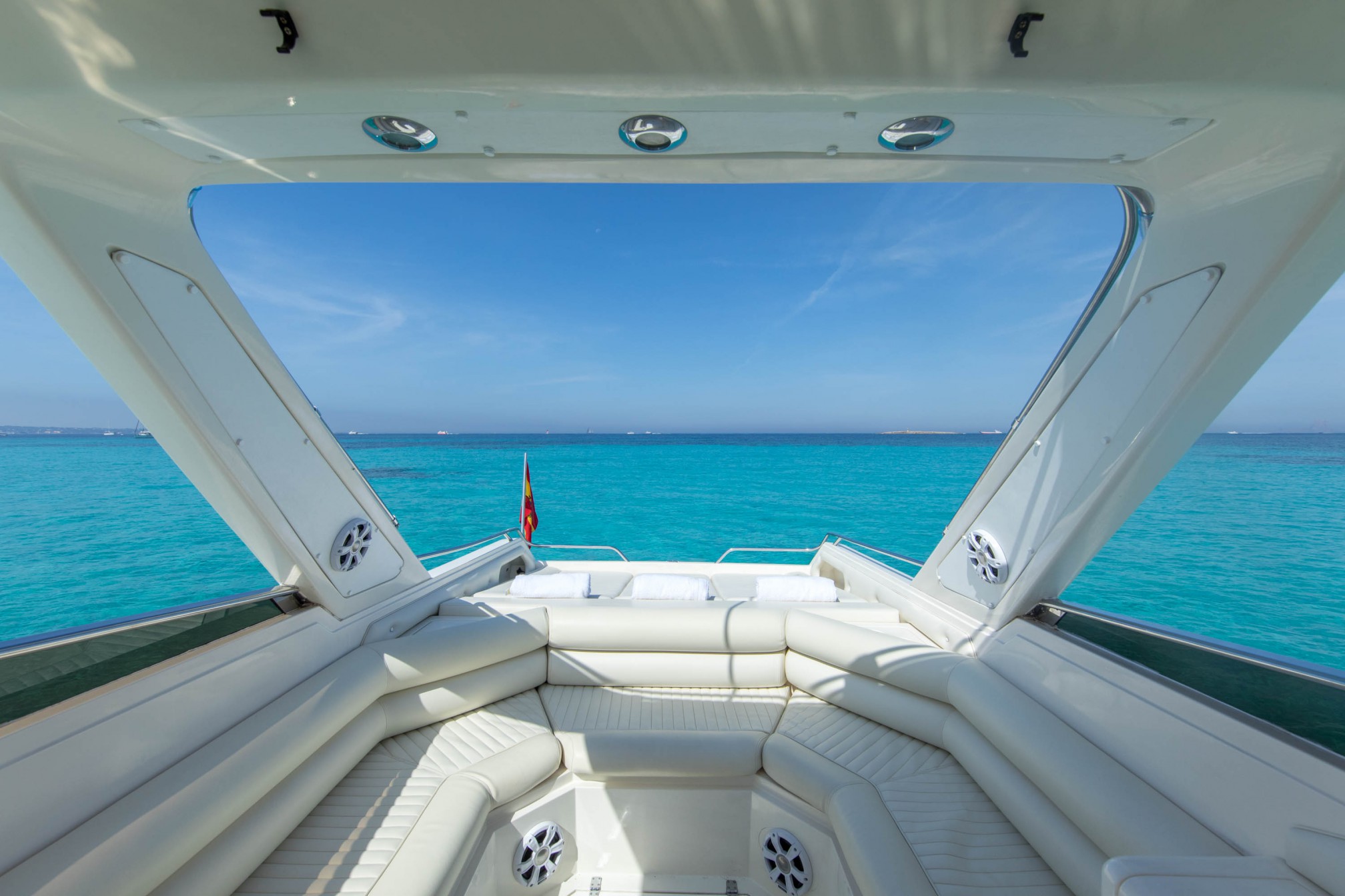 Rental yacht Sunseeker 43 outdoors