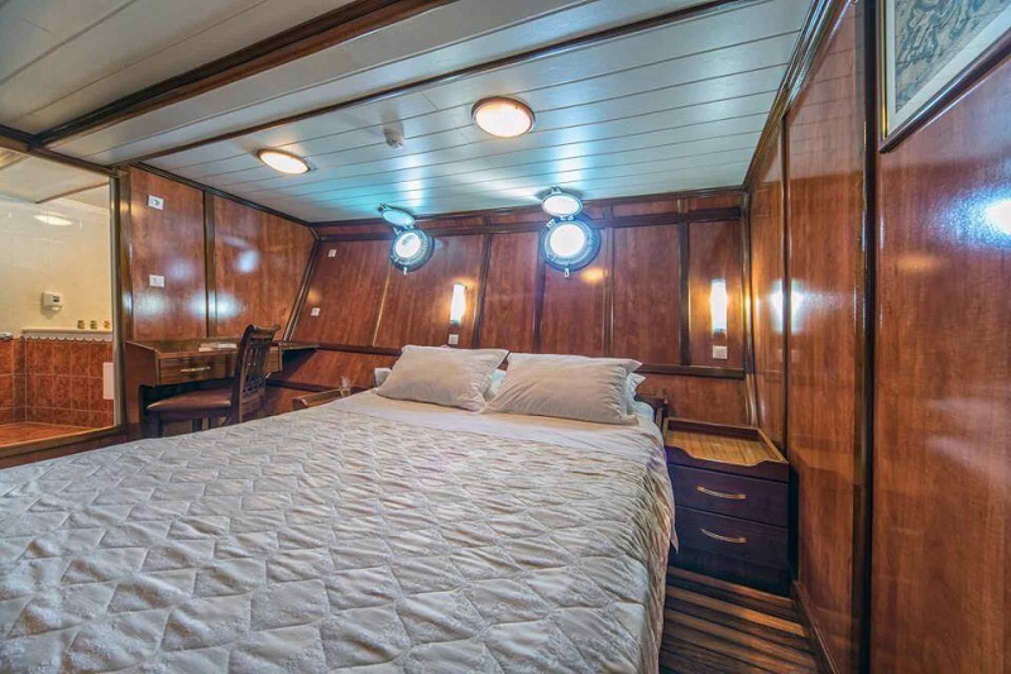 Goleta-for-rent-Luna-charter-cabin