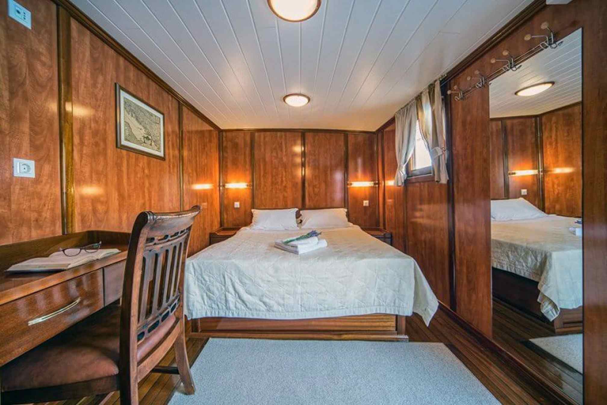 Goleta-for-rent-Luna-charter-cabine 