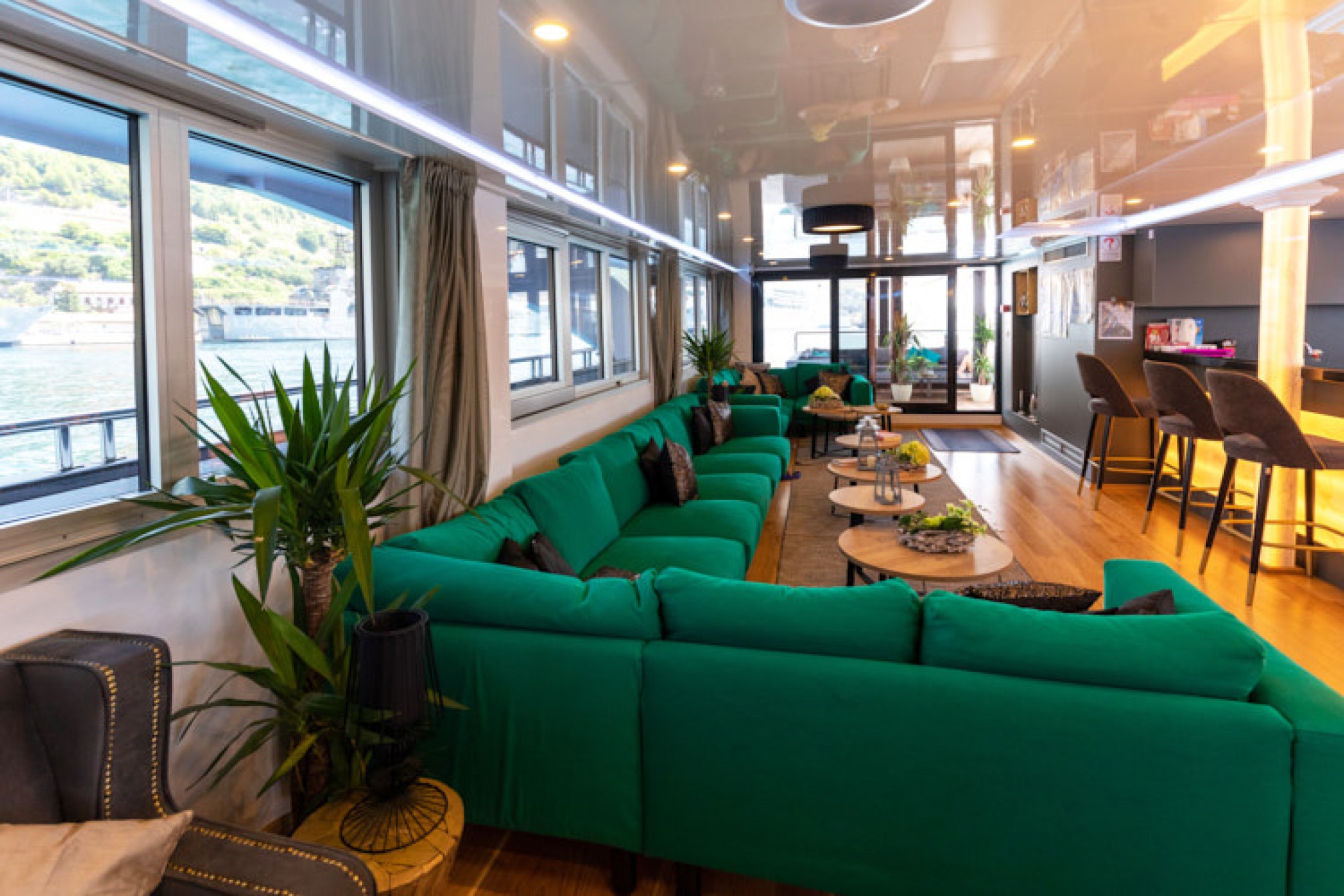 Rental yacht Antaris 38 pax salon