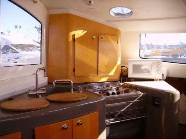 Lavezzi 40 catamaran de alquiler, cocina